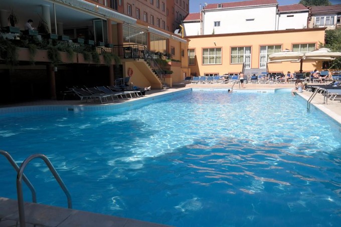 Ереван отель с бассейном. Grand Hotel Yerevan бассейн. Двин гостиница в Ереване бассейн. Dwin Ереван бассейн. Best Western Ереван бассейн.