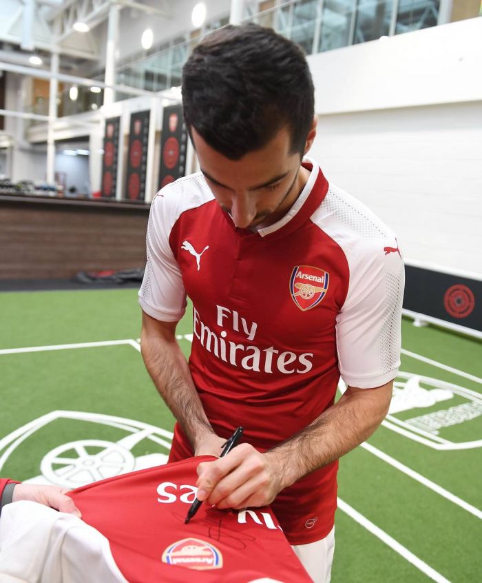 Henrikh Mkhitaryan handed Alexis Sanchez's old number seven shirt
