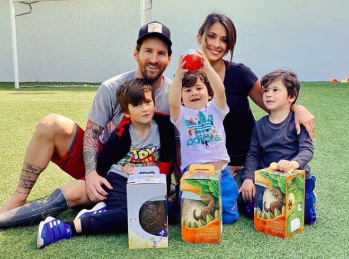 Messi has new photo with wife, kids 